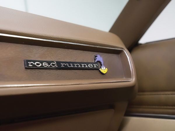 VC71 - 1971-1974 Road Runner dash emblem.